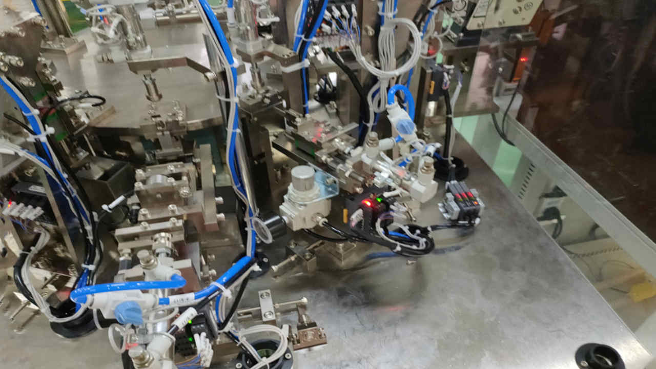 Locking kernel screening machine